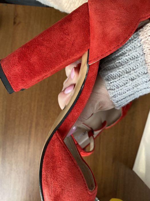 Замшеві босоніжки в чудовому стані. Каблук 10см