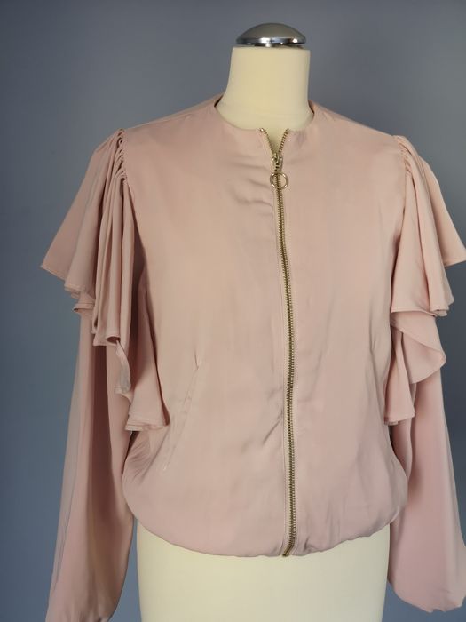 Pudrowa kurtka z falbanką