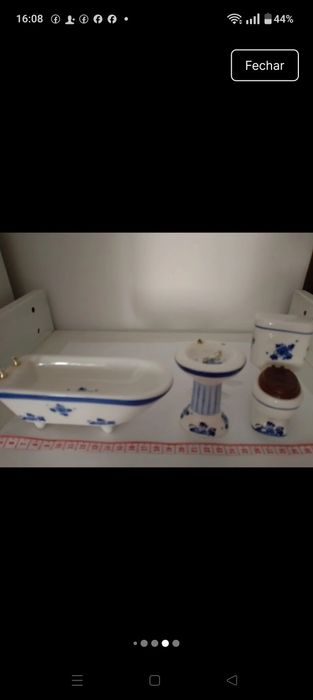 Conjunto casa de banhofe casa de bonecas  em porcelana