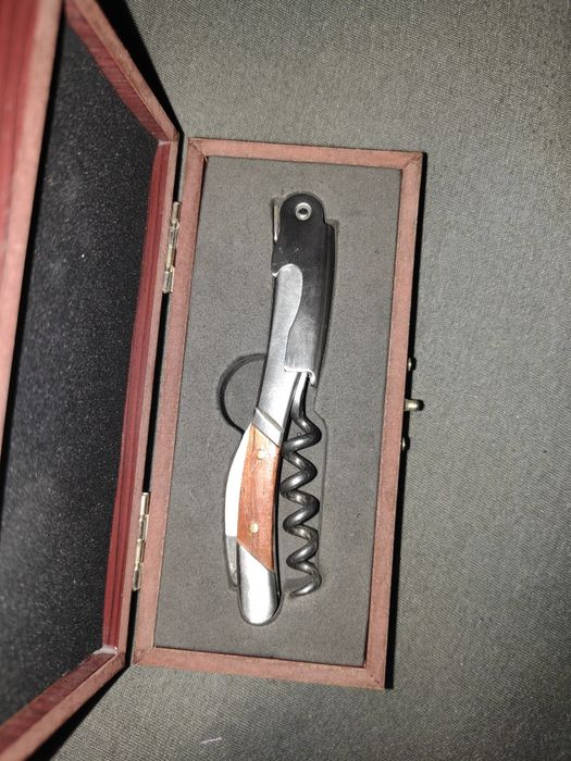 Trybuszon w etui w wiśniowym drewnie otwieracz do wina