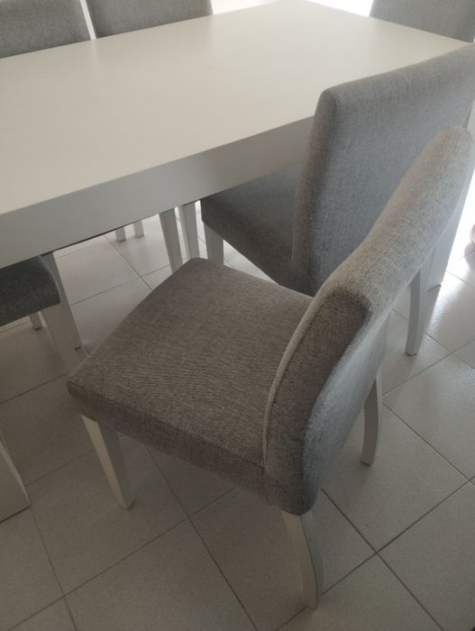 Mesa de sala com cadeiras