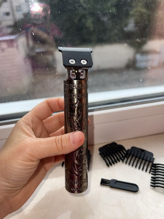 Триммер и 4 насадки.