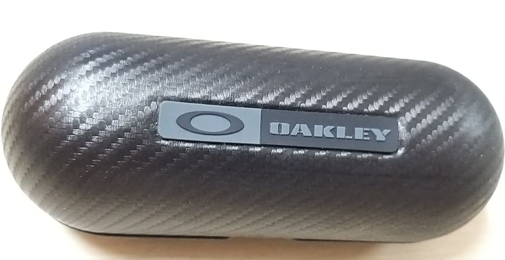 Caixa de óculos Oakley.