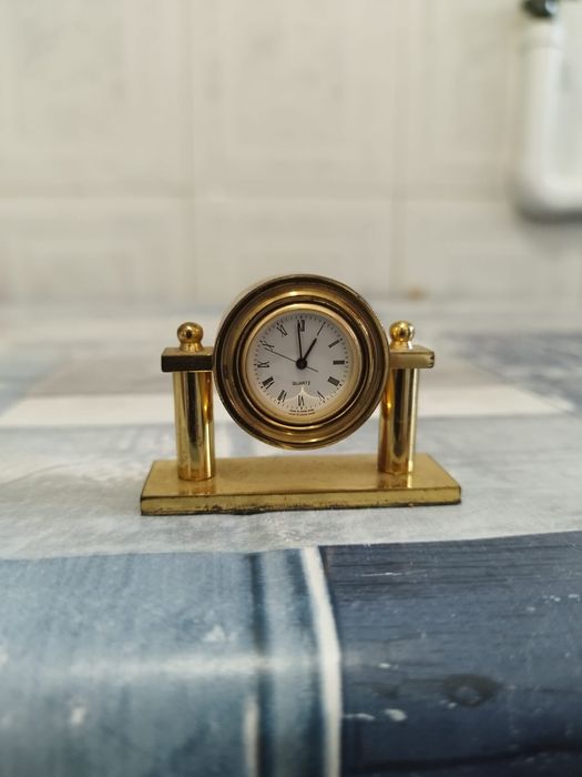 Coleção de relógios miniatura em latão