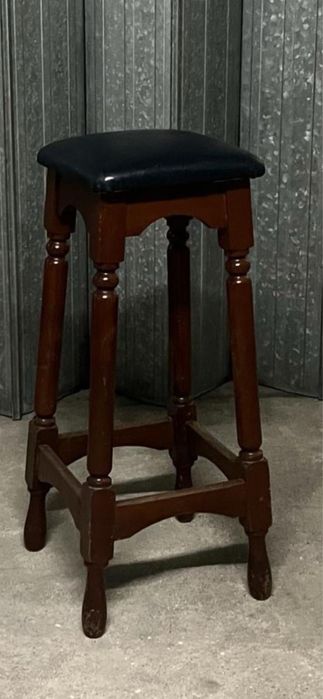 4 bancos em madeira e pele