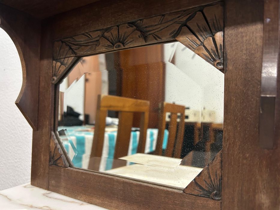 Mesa de cabeceira antiga com espelho