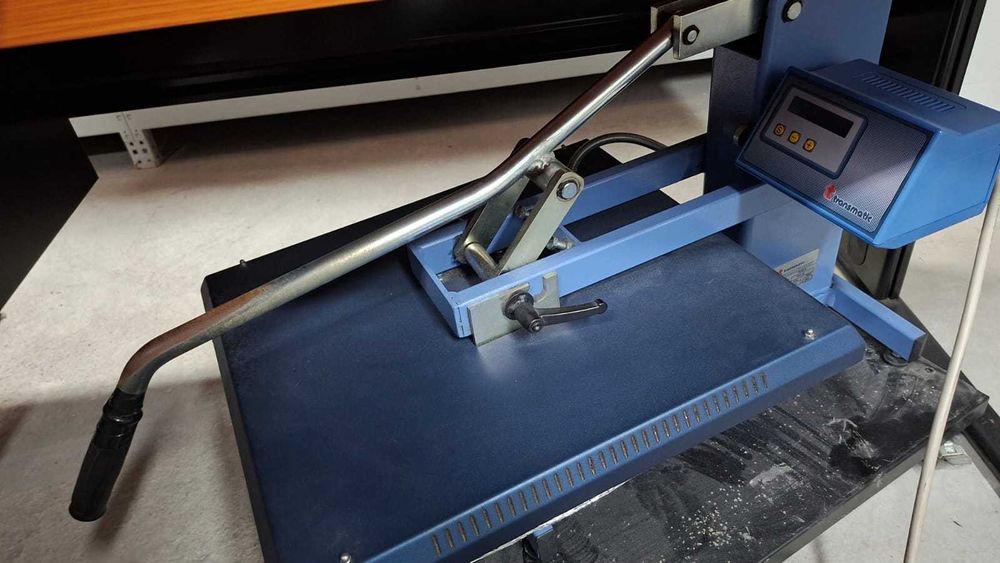 Prensa térmica TRANSMATIC para personalização têxtil - para estampagem em t-shirts, sweatshirts, sacos, entre outros artigos.