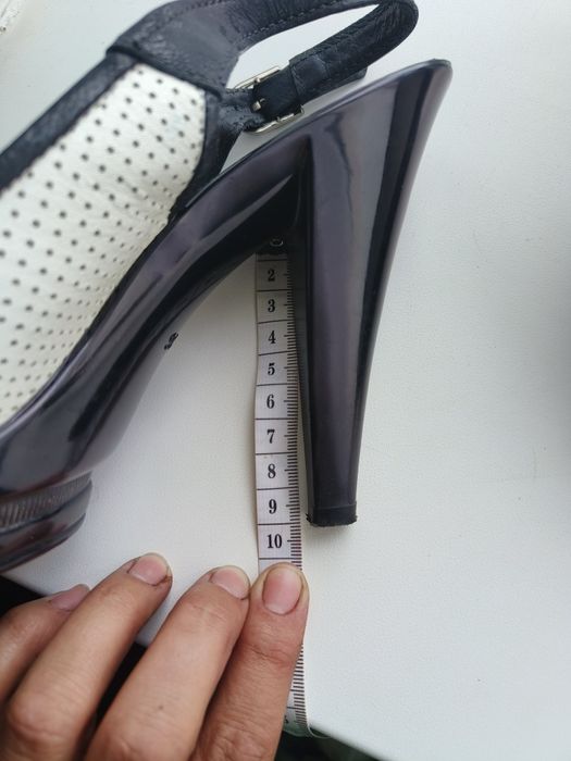 Босоніжки на високому підборі