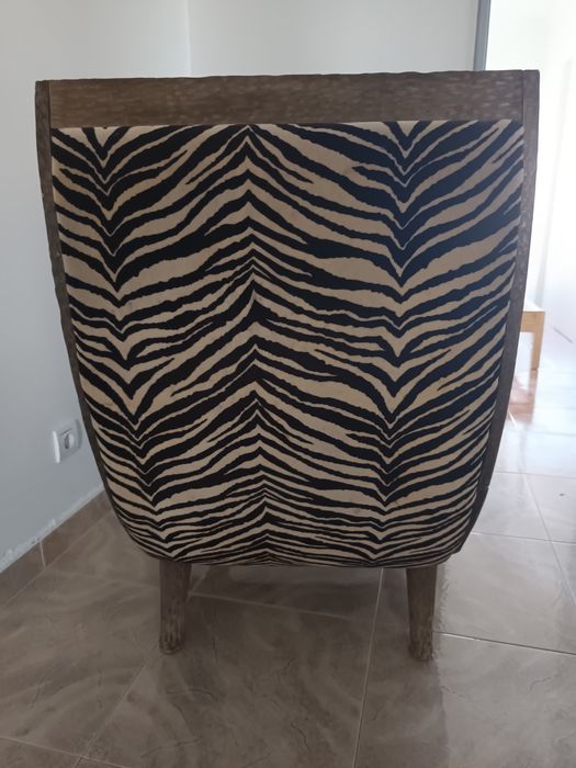 Poltrona em Madeira Maciça com Estofado Padrão Zebra