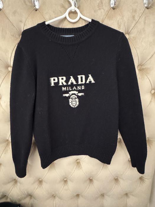 Кофта Prada.