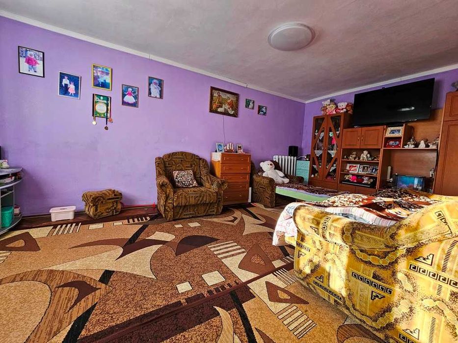 Продається добротний цегляний будинок з гаражем та літньою кухнею...