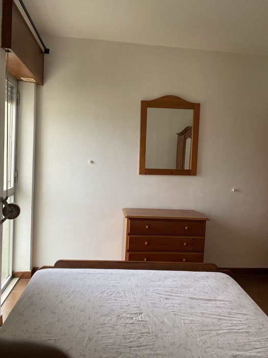 Quarto espaçoso, luminoso e pronto a entrar