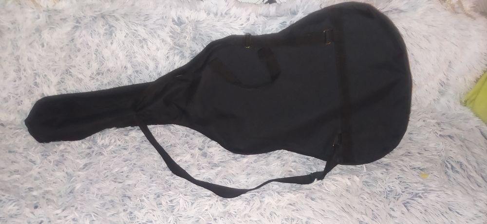 Gitara akustyczna w dobrym stanie