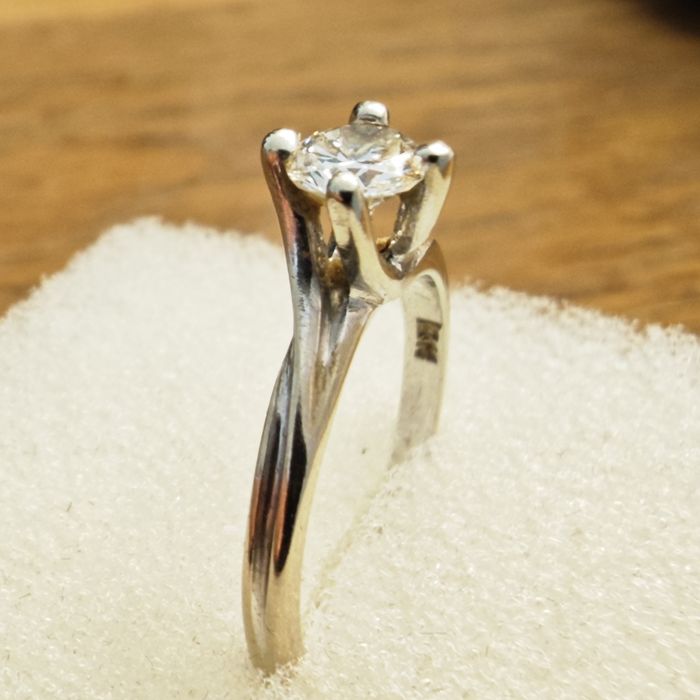 Pierścionek damski. Złoto 585. Brylant 0.44 ct. Certyfikat