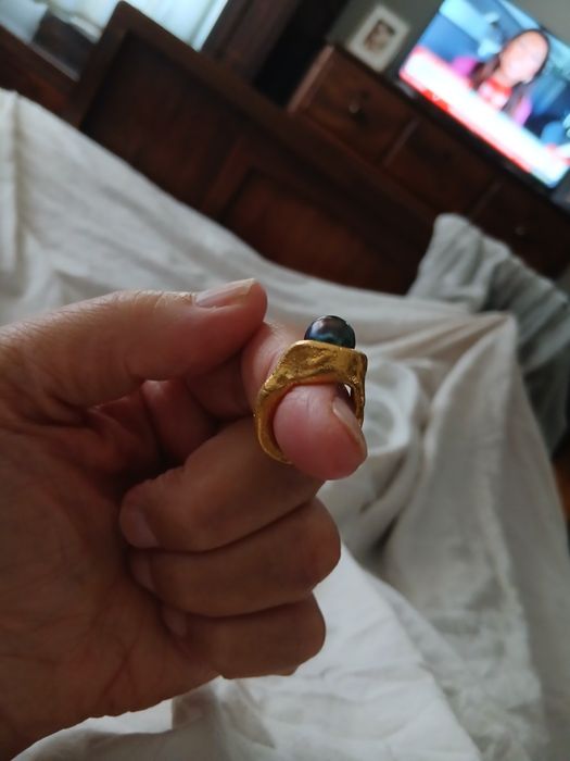 Anel de ouro com uma pérola verdadeira