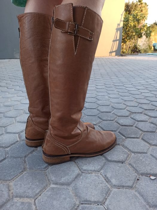 Botas pele pretas 37 e castanhas 38