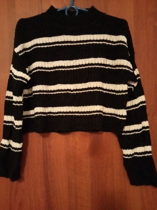 Sweter damski w paski.