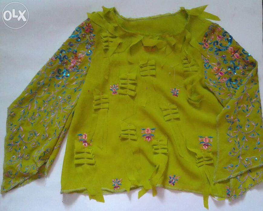 Отличный костюм на праздники на маленькую девочку в отличном состоянии