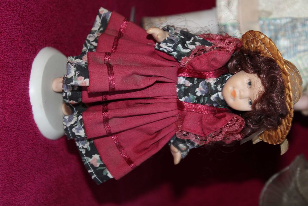 Kolekcjonerska lalka porcelanowa na stojaku"