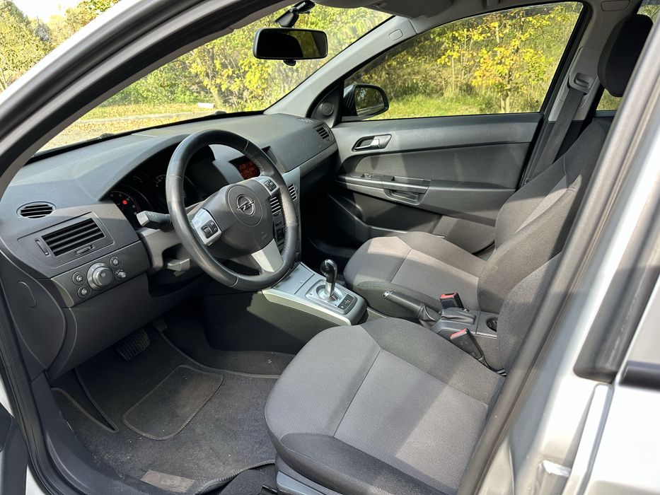 Opel Astra 2012р 1,6 бензин автомат
