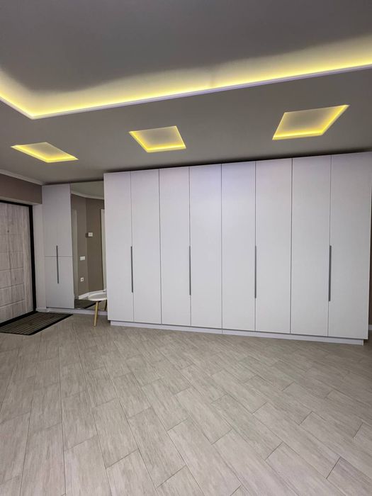 Здається трикімнатна квартира неподалік ринку