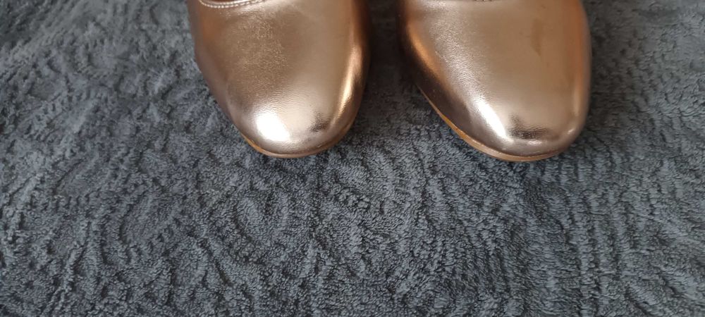 Buty rozmiar 38 złote na koturnie
