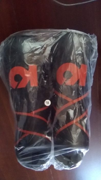 Sapatos de combate novos