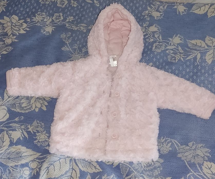 Шубка для девочки 62р, жилетка 3-6 , курточка 6-9, шапка зимняя