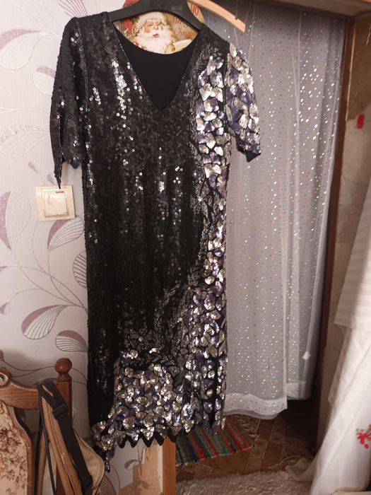 sukienka z cekinami z indi