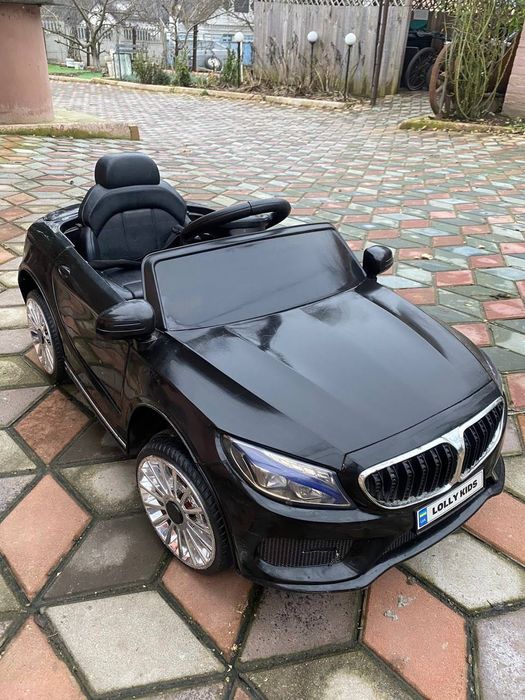 Дитячий електромобіль