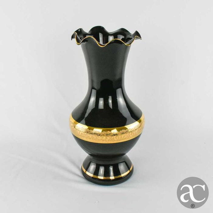 Jarra em vidro opalino preto com ouro 24k e camafeu