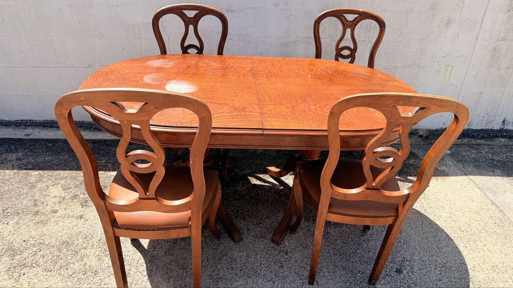 Vendo mesa com 4 cadeiras