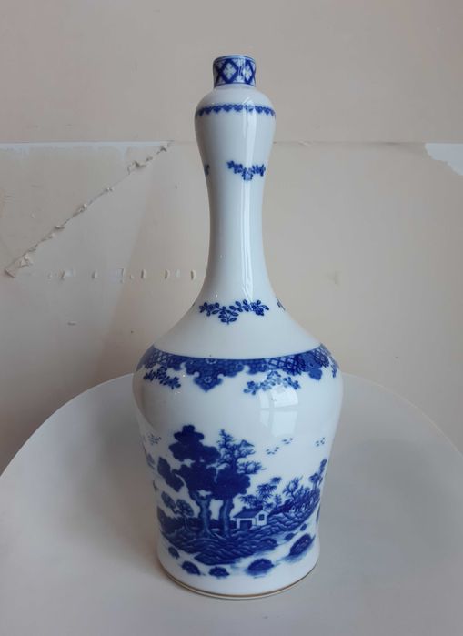 Belíssima Garrafa em Porcelana "Cantão"