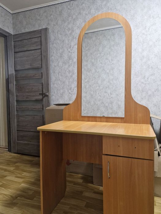 Продам туалетний столик