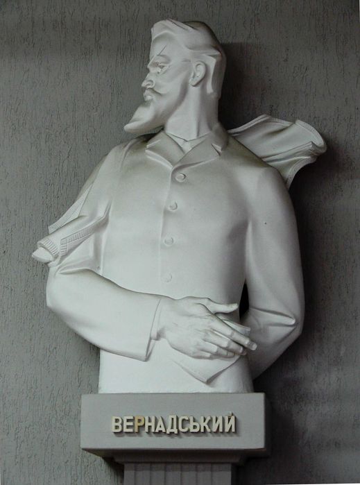 скульптура в камені, бронзі, гіпсі.