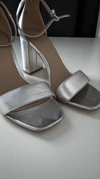 Босоніжки на каблуку