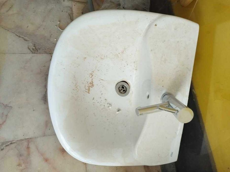 Lavátorio com torneira.