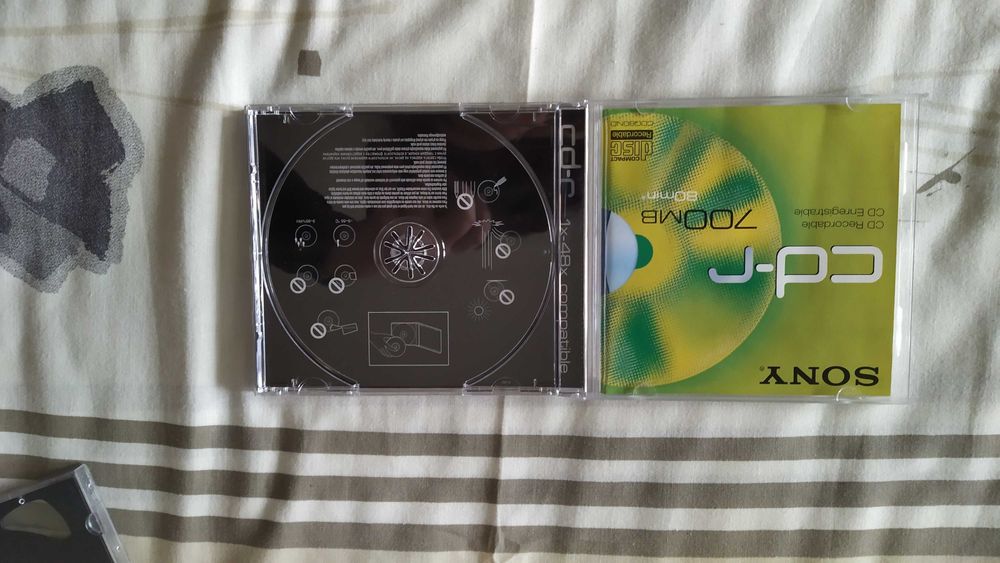 Capas de CDs em plástico vazias