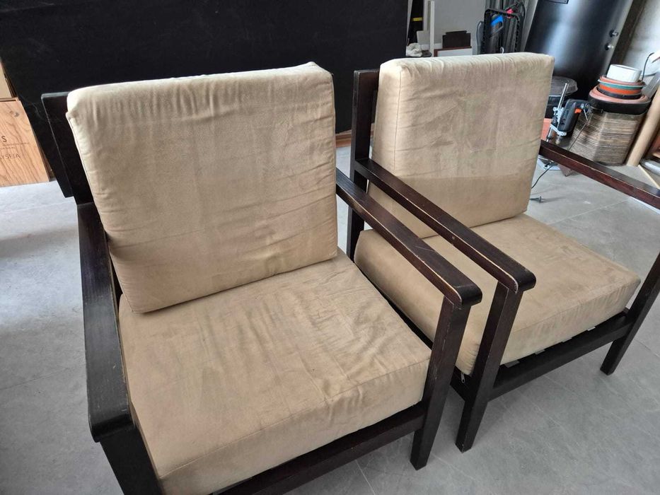 2 cadeirões de madeira maciça