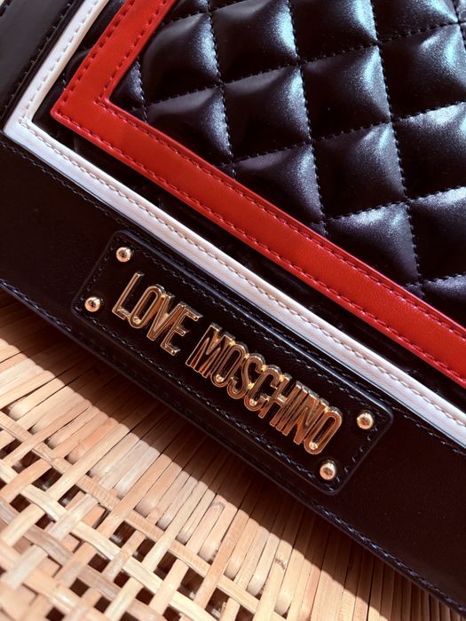 Bolsa em pele, cor preto e vermelho, Moschino
