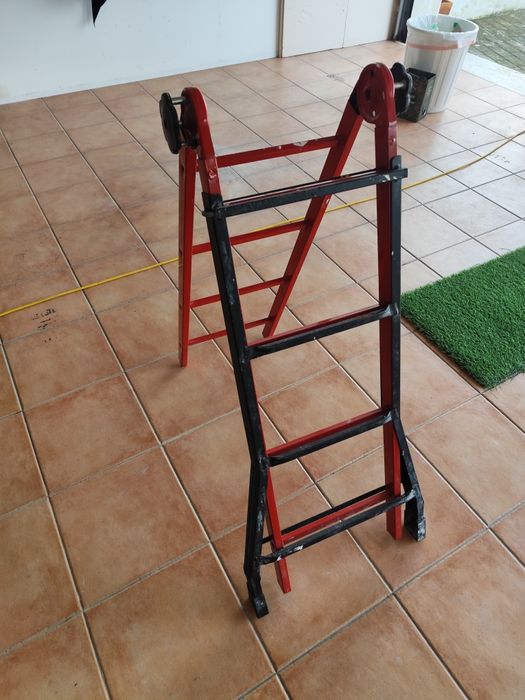 Escada com 2.40 de altura , articulada