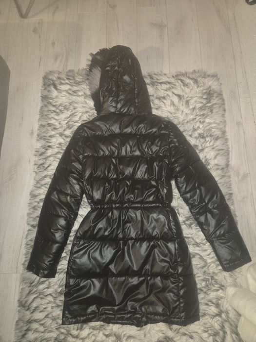 Czarna kurtka płaszczyk rozmiar M w bardzo dobrym stanie błyszcząca