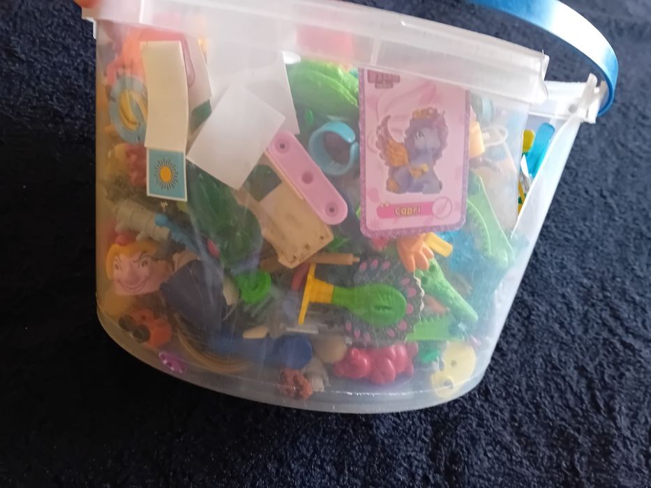 Zabawki kinder niekompletne niespodzianki