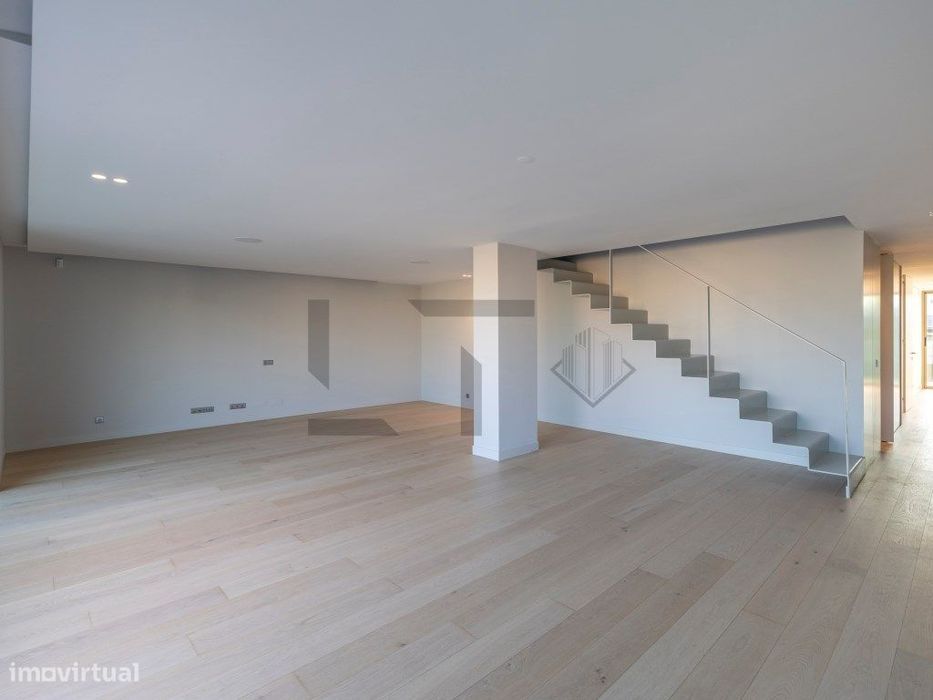 Apartamento Penthouse T4 Duplex com Terraço e Piscina Privativa par...