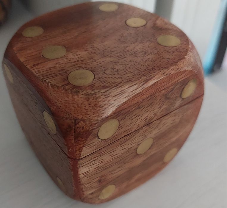 Caixa de madeira (forma de dado) com 5 dados de jogo no interior(Novo)