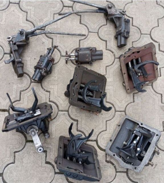 Крышки коробки роздатки Уаз,вилки Кпп,помпы,кулисы,рычаги,муфты,штоки.