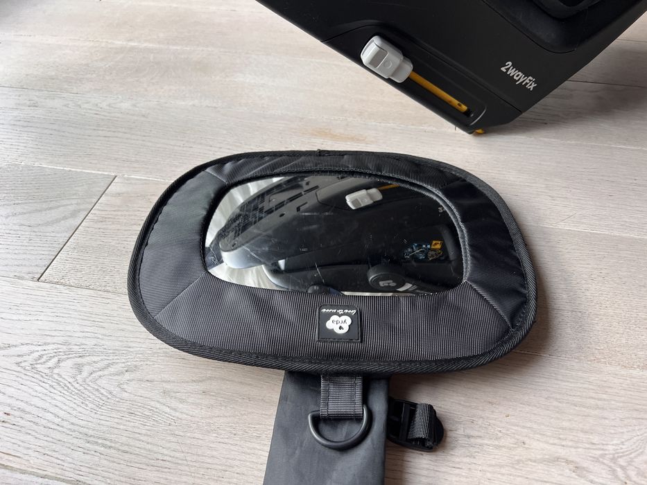 Maxi cosi z bazą i lusterkiem