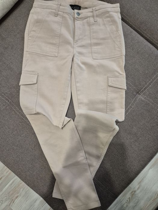 Бежеві штани з карманами