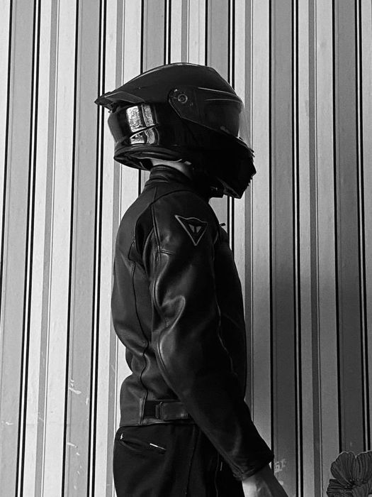 Шкіряна чорна мотокуртка Dainese в подарунок Шлем