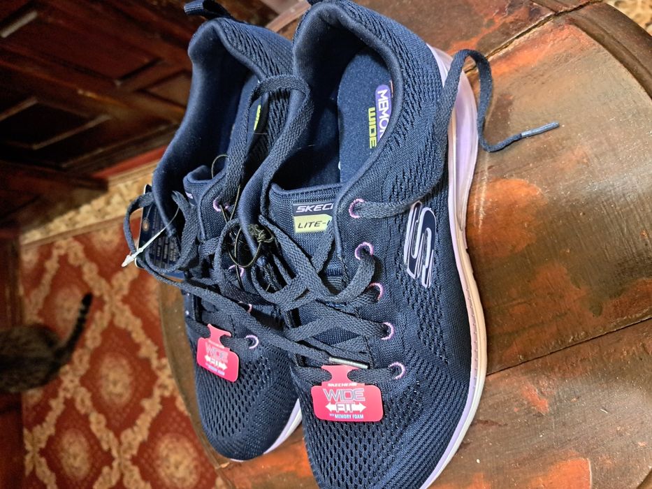 Продам кросівки жіночі сині